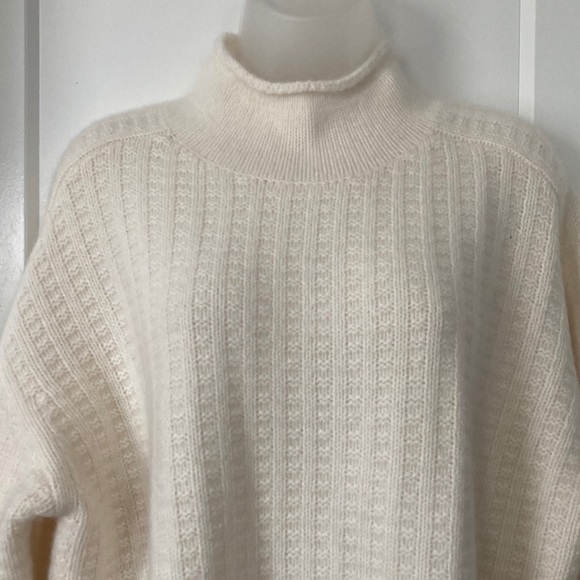 Cozy Cream Turtleneck  Cashmere Sweater, size-L - Picture 3 of 8